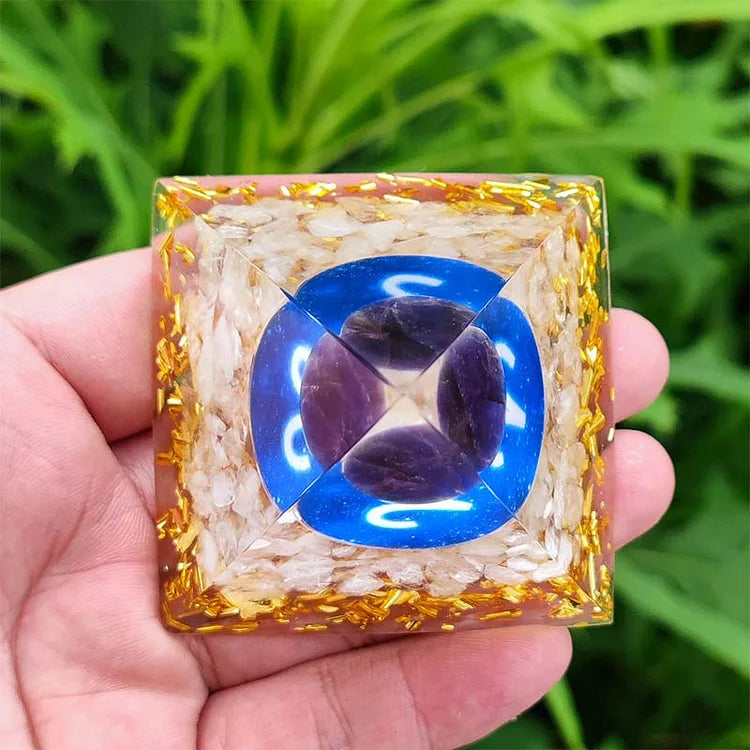 Piramidă Orgonică Zodiacală Berbec cu Ametist & Cuarț Transparent – Energie, Claritate și Protecție