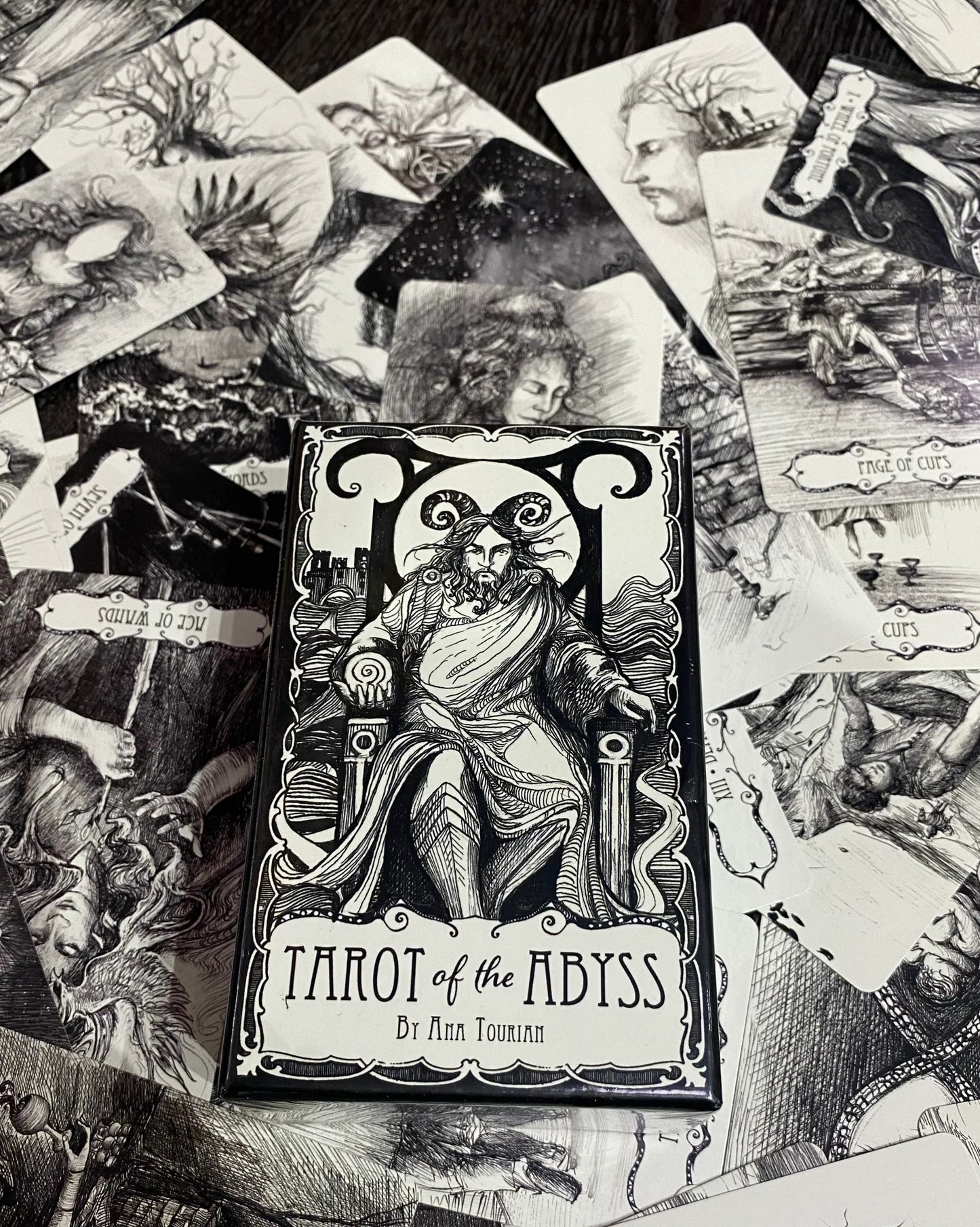 Tarot of the Abyss – 78 de Cărți Tarot Artistice, Design Monocrom Intens, Stil Întunecat și Profund
