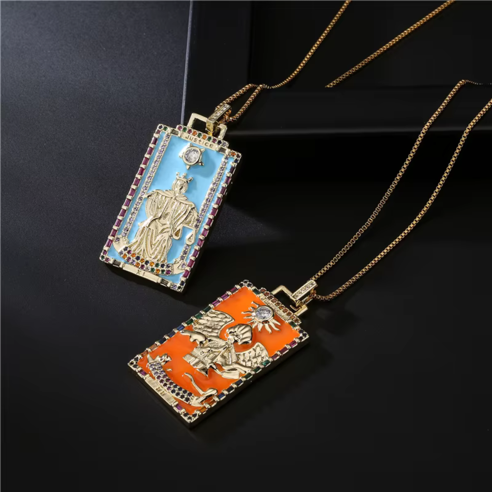 ⚖️Colier Tarot „Justice” – Simbol al Echilibrului și Karmei – Placat cu Aur 18K