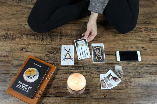 Cum Poti Castiga Bani din Tarot: Ghid Complet