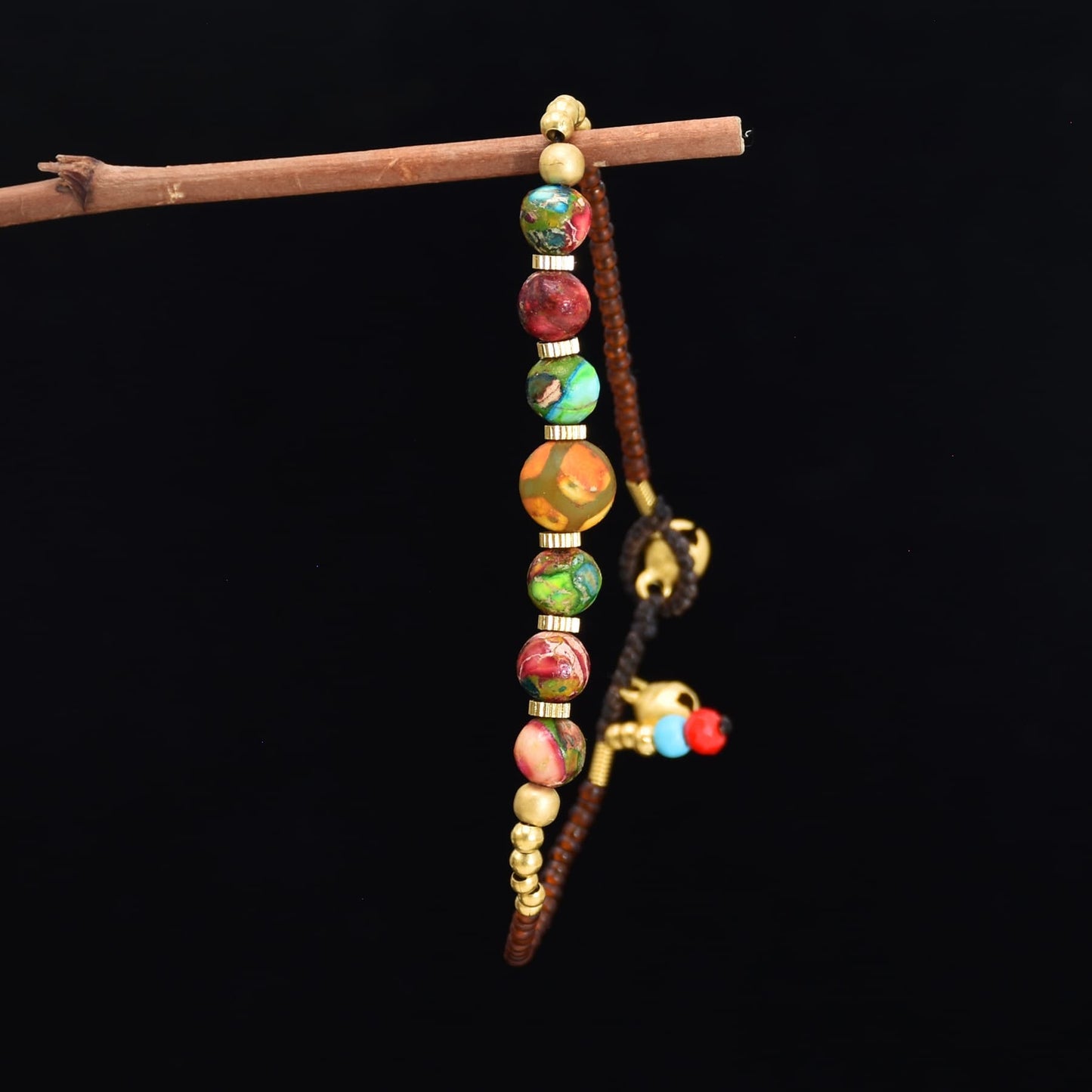 Brățară Tibetană Multicoloră cu Mărgele Artizanale & Clopoței Aurii – Stil Etnic Nepal, Împletită Manual