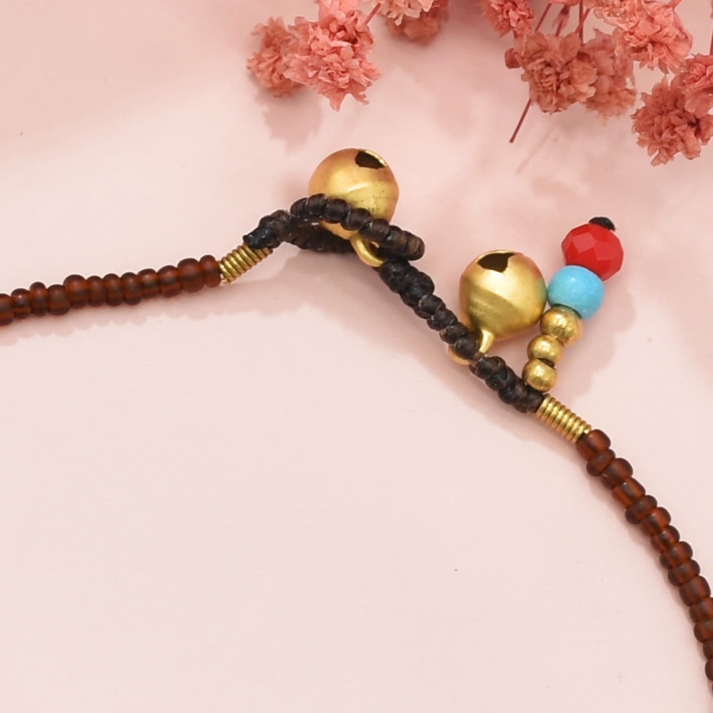 Brățară Tibetană Multicoloră cu Mărgele Artizanale & Clopoței Aurii – Stil Etnic Nepal, Împletită Manual