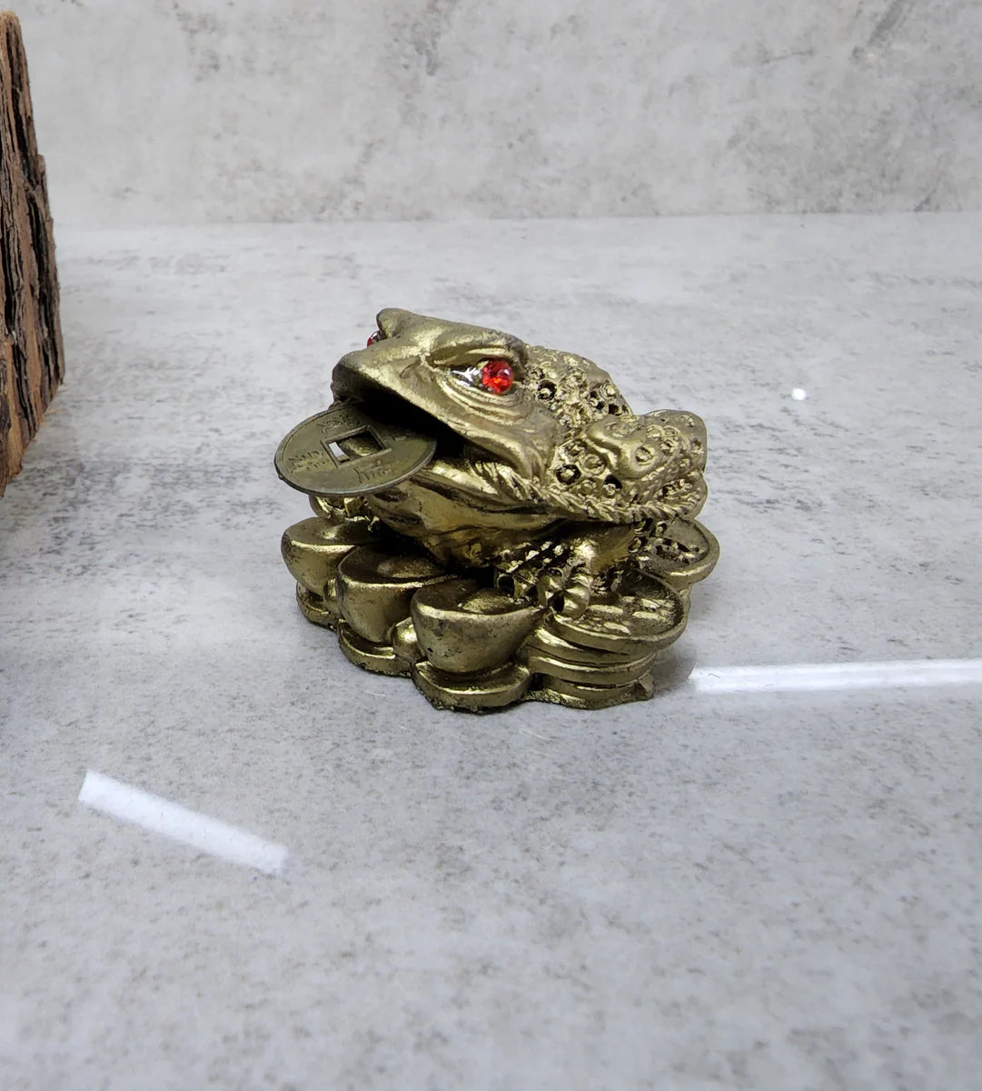 Decorațiune Feng Shui – Broasca Banilor din Rășină, 3.5 cm – Simbol al Prosperității și Norocului