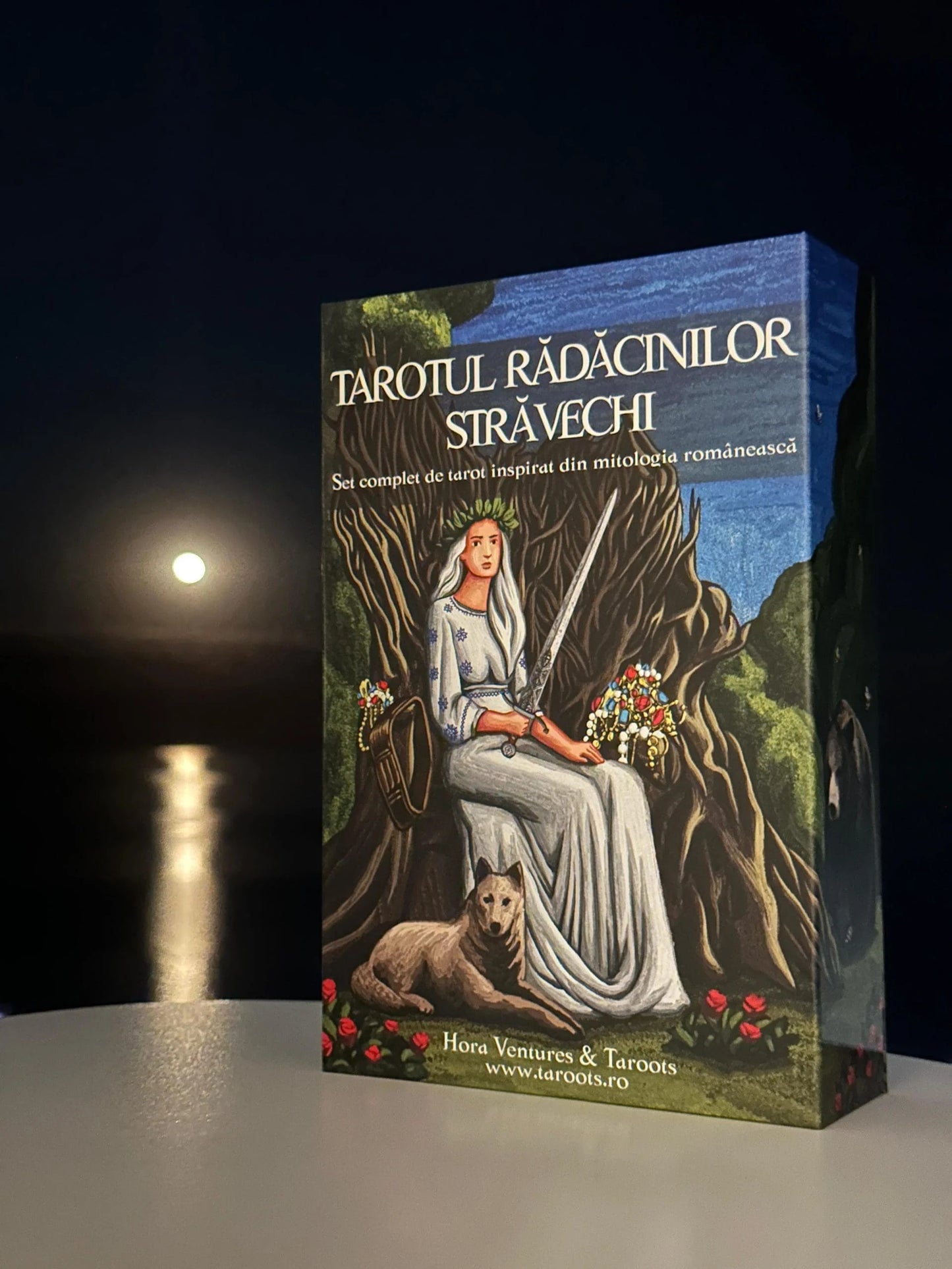 Tarotul Rădăcinilor Străvechi – 78 de Cărți Tarot în Limba Română, Inspirate din Mitologia Românească + Ghid și Săculeț Textil