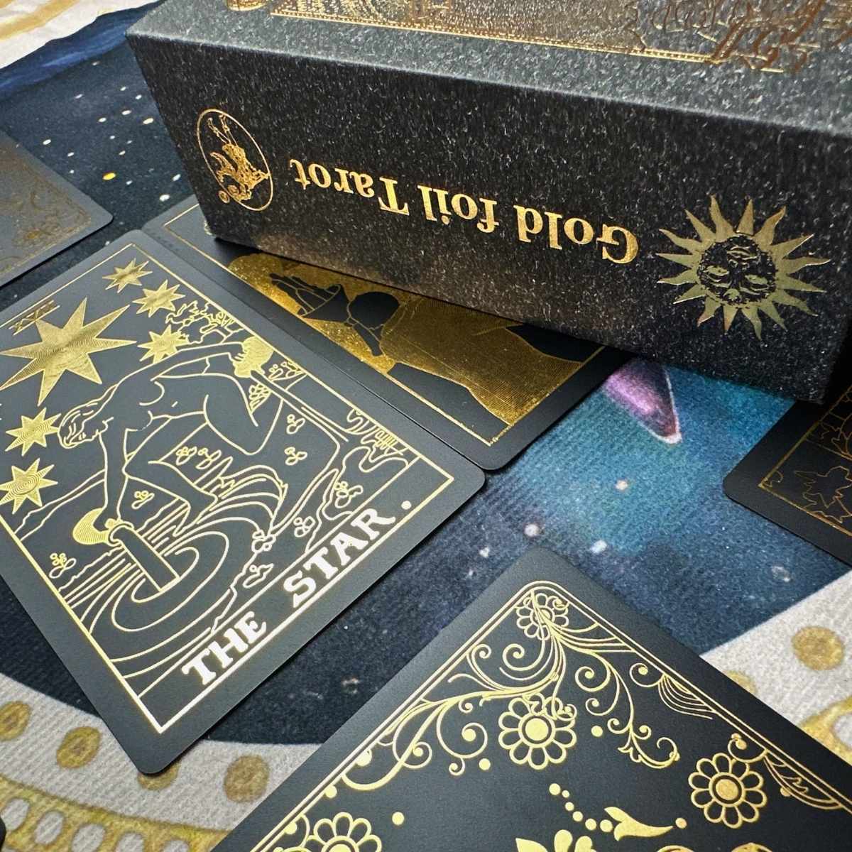 Pachet Tarot Premium Negru-Auriu TAROTERA® – 78 de Cărți cu Accente Aurii + Ghid în Engleză, Cutie Elegantă