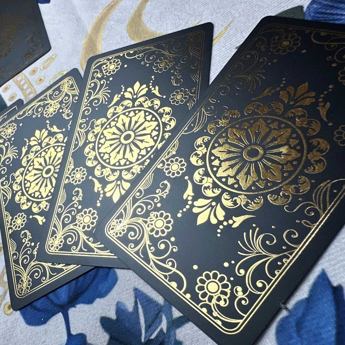 Pachet Tarot Premium Negru-Auriu TAROTERA® – 78 de Cărți cu Accente Aurii + Ghid în Engleză, Cutie Elegantă
