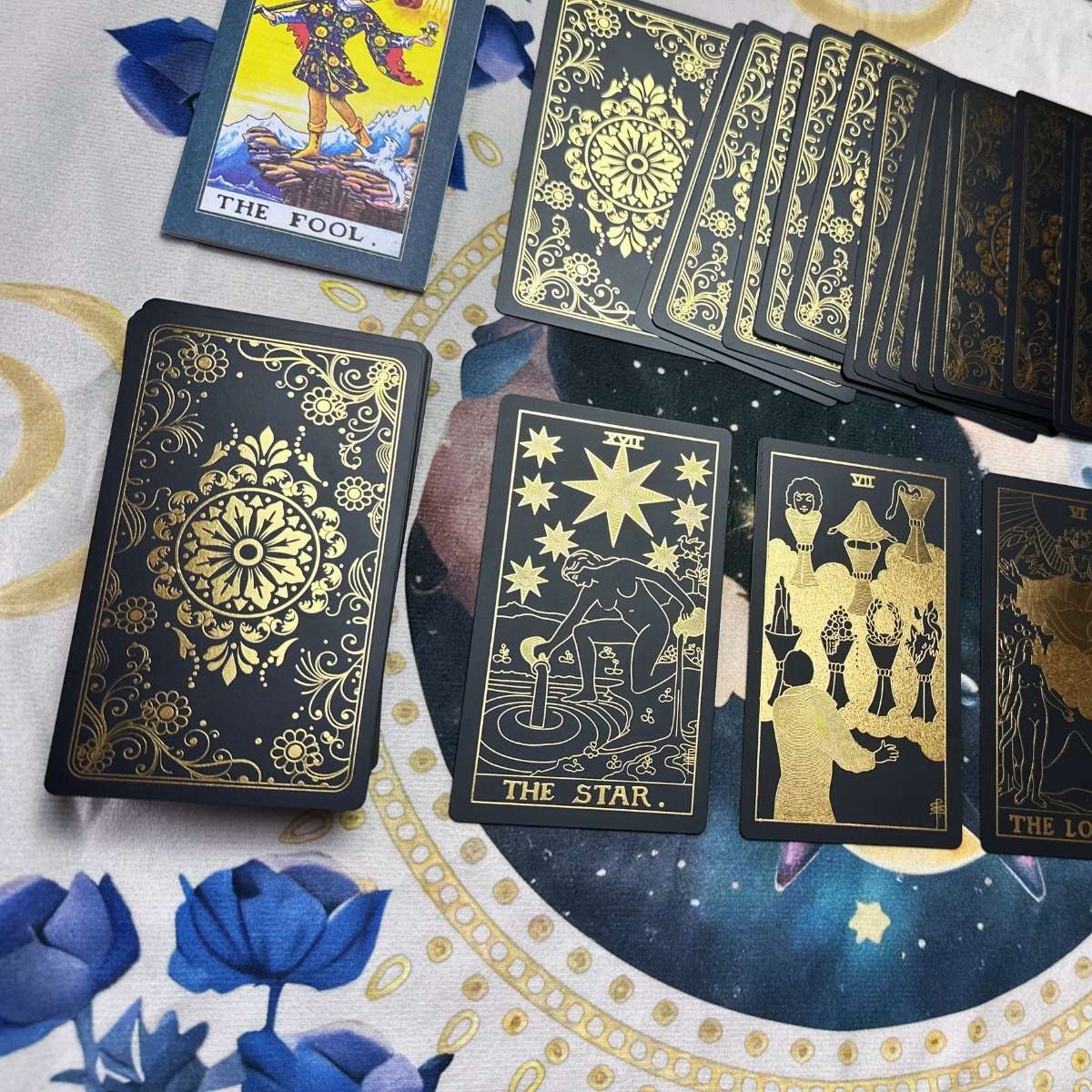 Pachet Tarot Premium Negru-Auriu TAROTERA® – 78 de Cărți cu Accente Aurii + Ghid în Engleză, Cutie Elegantă