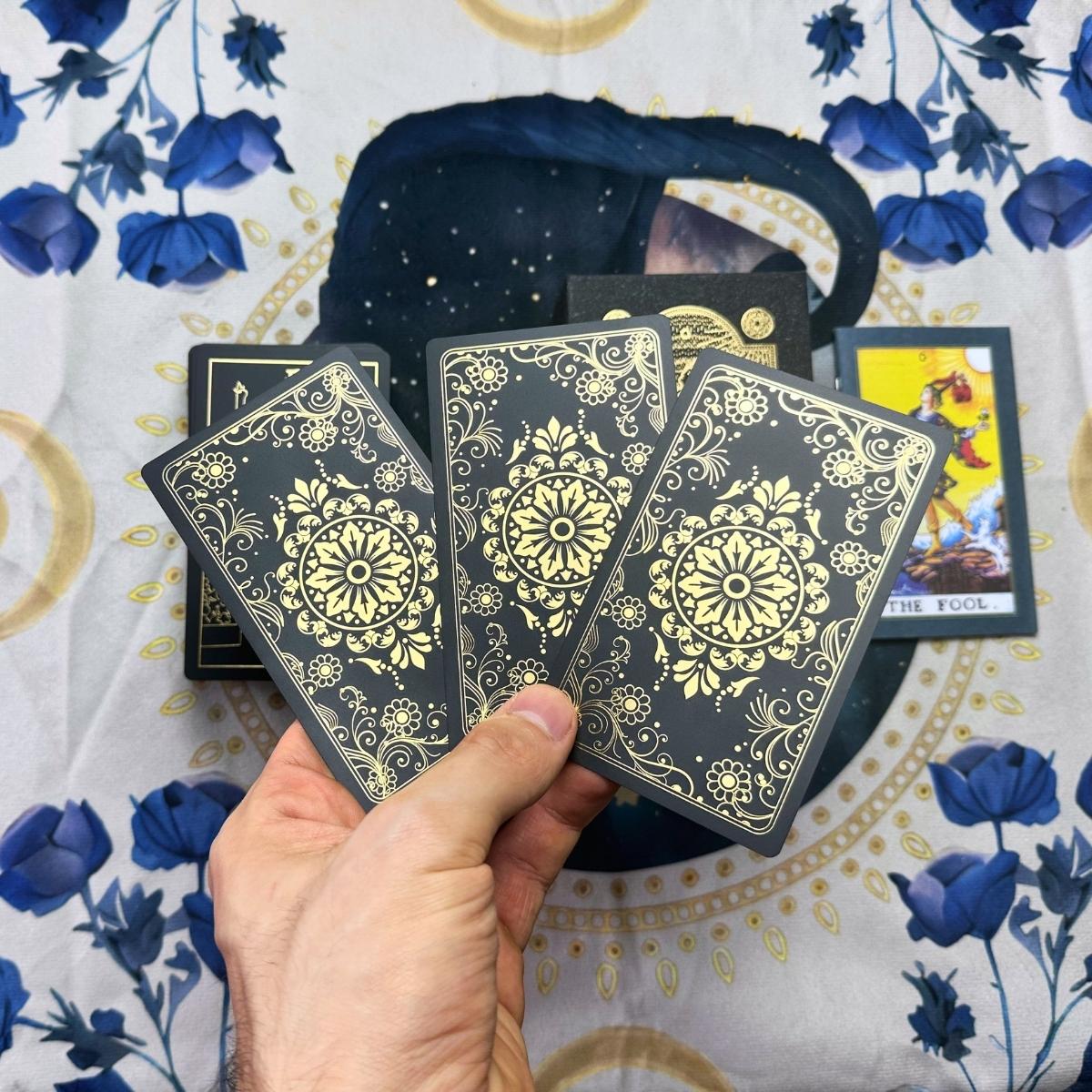 Pachet Tarot Premium Negru-Auriu TAROTERA® – 78 de Cărți cu Accente Aurii + Ghid în Engleză, Cutie Elegantă