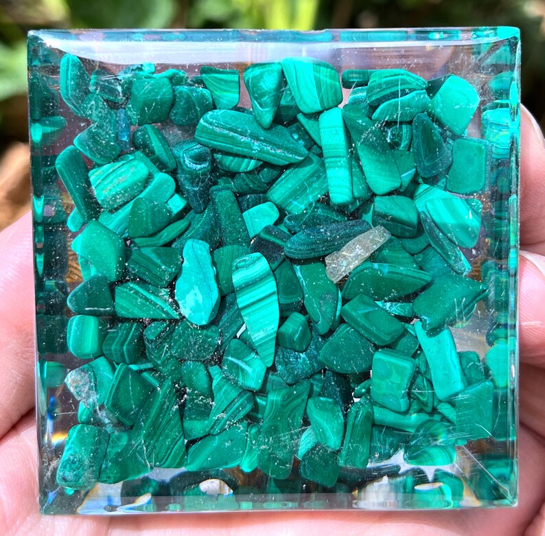 Piramidă Orgon cu Ametist & Malachit – Generator de Energie Pozitivă, Chakra Healing & Decor Spiritual