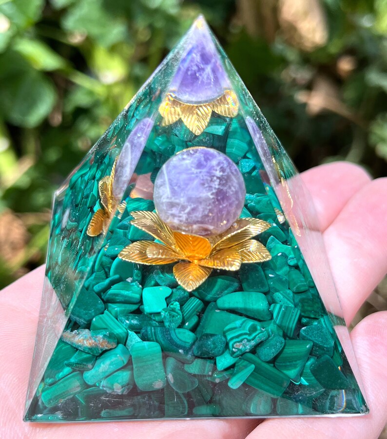 Piramidă Orgon cu Ametist & Malachit – Generator de Energie Pozitivă, Chakra Healing & Decor Spiritual