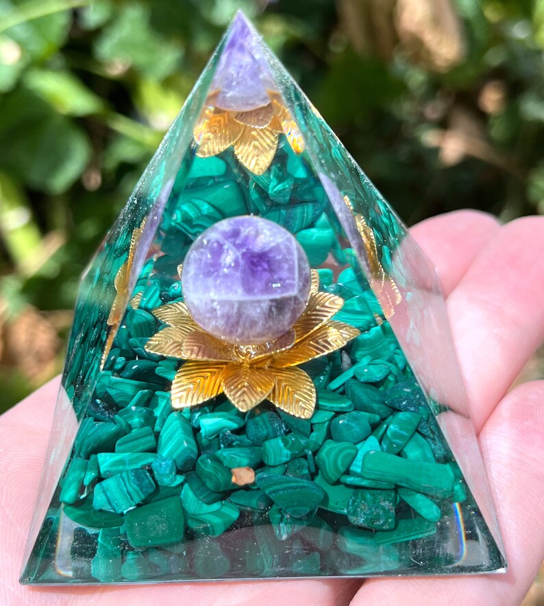 Piramidă Orgon cu Ametist & Malachit – Generator de Energie Pozitivă, Chakra Healing & Decor Spiritual