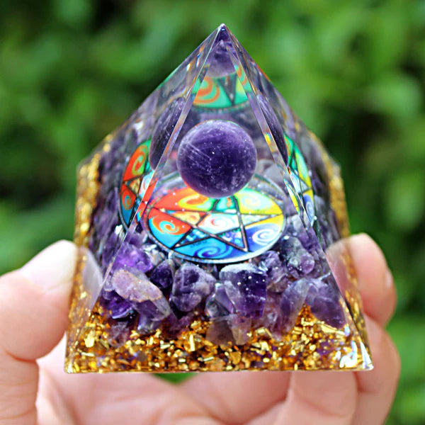 Piramidă Orgonică Amethyst – Purificare Energetică, Protecție EMF & Vindecare Spirituală (6 cm)