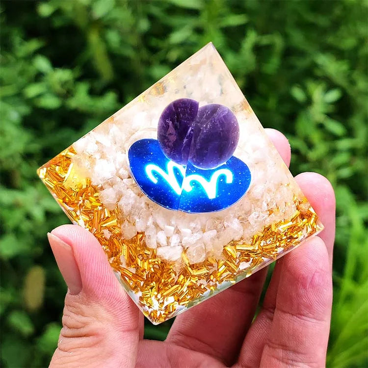 Piramidă Orgonică Zodiacală Berbec cu Ametist & Cuarț Transparent – Energie, Claritate și Protecție