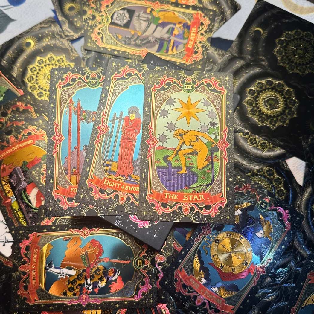 TAROTERA® Gold Foil Tarot – Pachet Tarot Premium 78 Cărți, PVC Impermeabil, Design Retro Elegant + Ghid (EN)