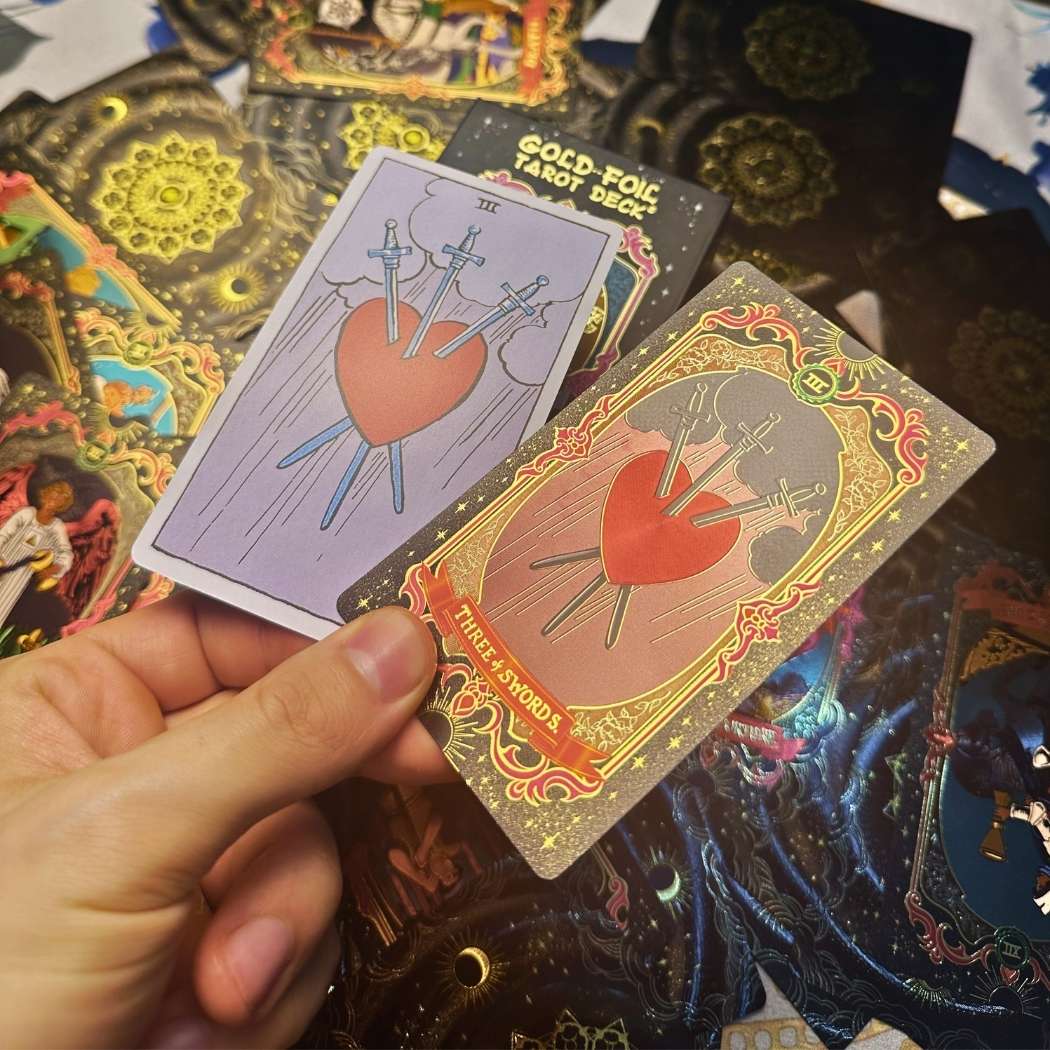 TAROTERA® Gold Foil Tarot – Pachet Tarot Premium 78 Cărți, PVC Impermeabil, Design Retro Elegant + Ghid (EN)