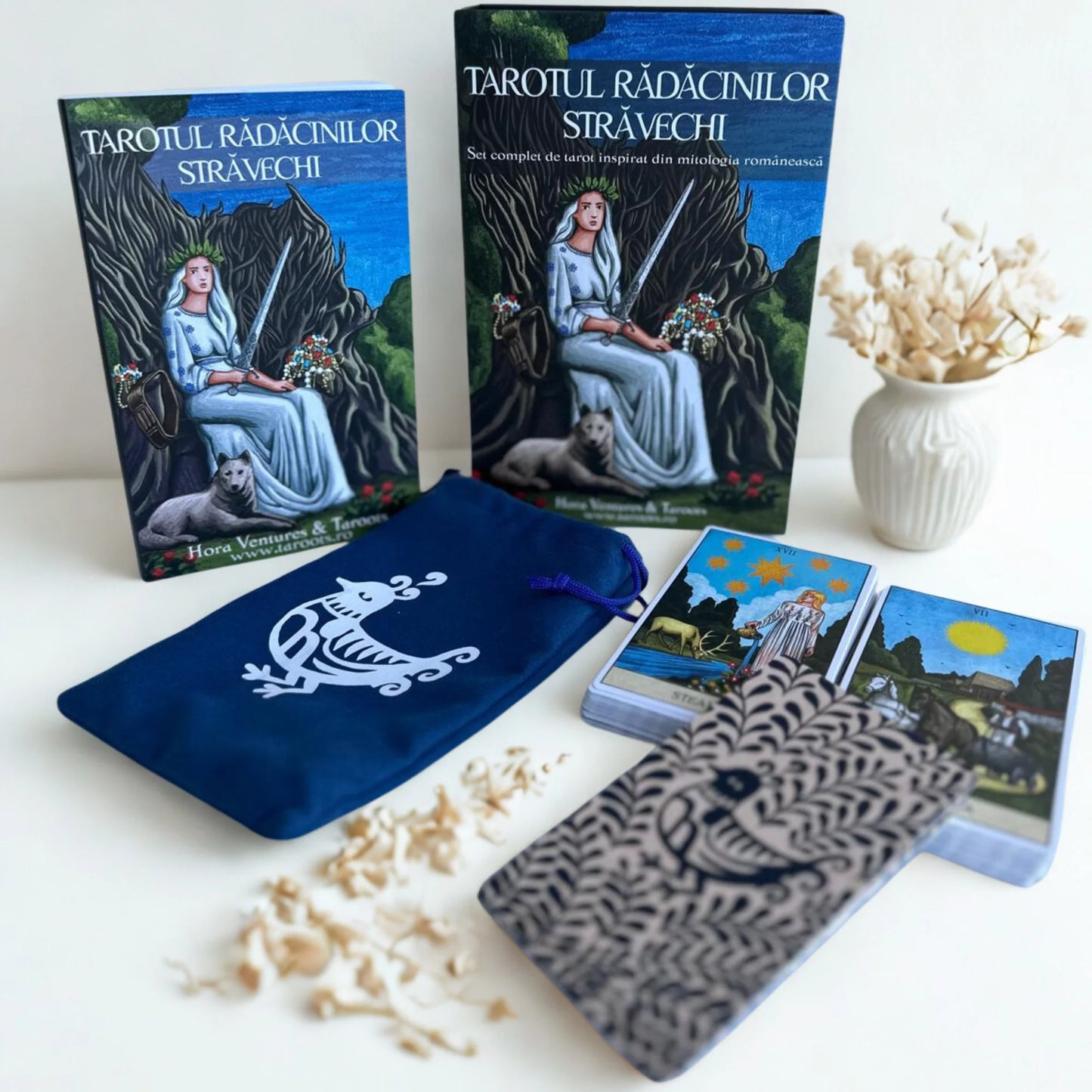 Tarotul Rădăcinilor Străvechi – 78 de Cărți Tarot în Limba Română, Inspirate din Mitologia Românească + Ghid și Săculeț Textil