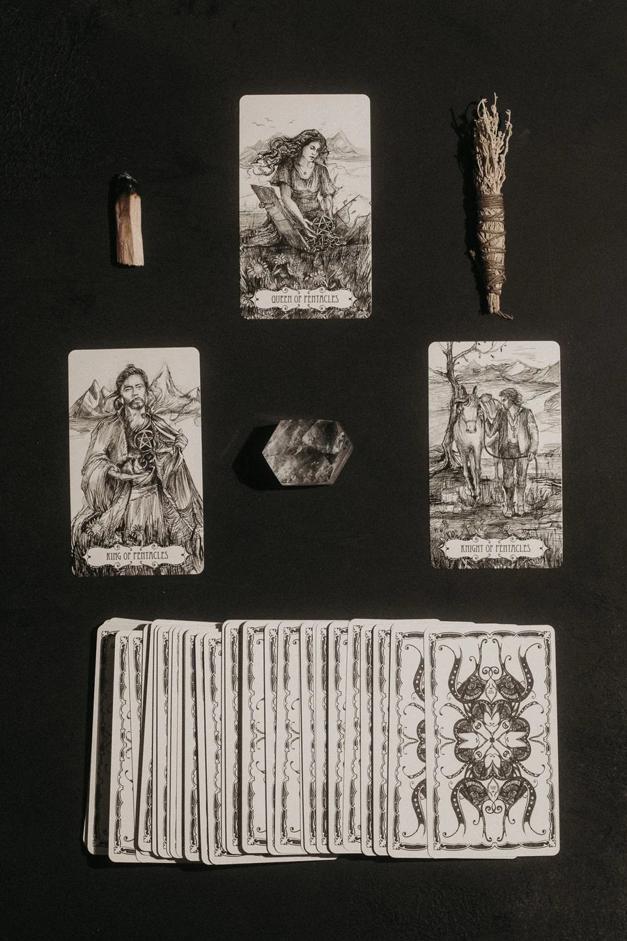 Tarot of the Abyss – 78 de Cărți Tarot Artistice, Design Monocrom Intens, Stil Întunecat și Profund