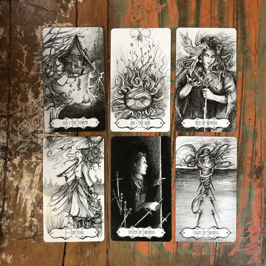 Tarot of the Abyss – 78 de Cărți Tarot Artistice, Design Monocrom Intens, Stil Întunecat și Profund