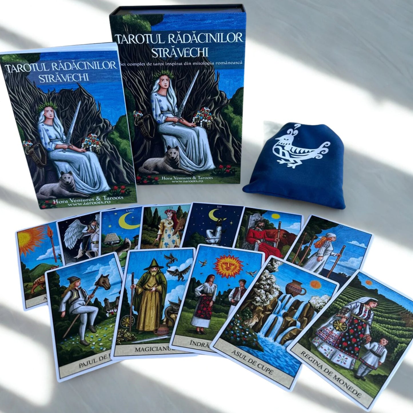 Tarotul Rădăcinilor Străvechi – 78 de Cărți Tarot în Limba Română, Inspirate din Mitologia Românească + Ghid și Săculeț Textil