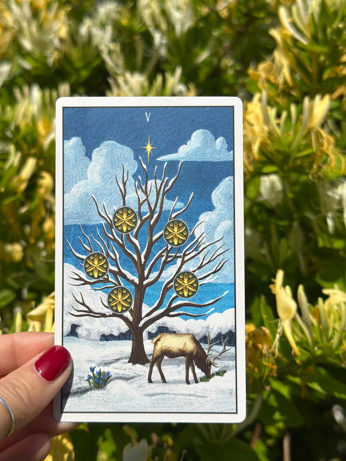 Tarotul Rădăcinilor Străvechi – 78 de Cărți Tarot în Limba Română, Inspirate din Mitologia Românească + Ghid și Săculeț Textil