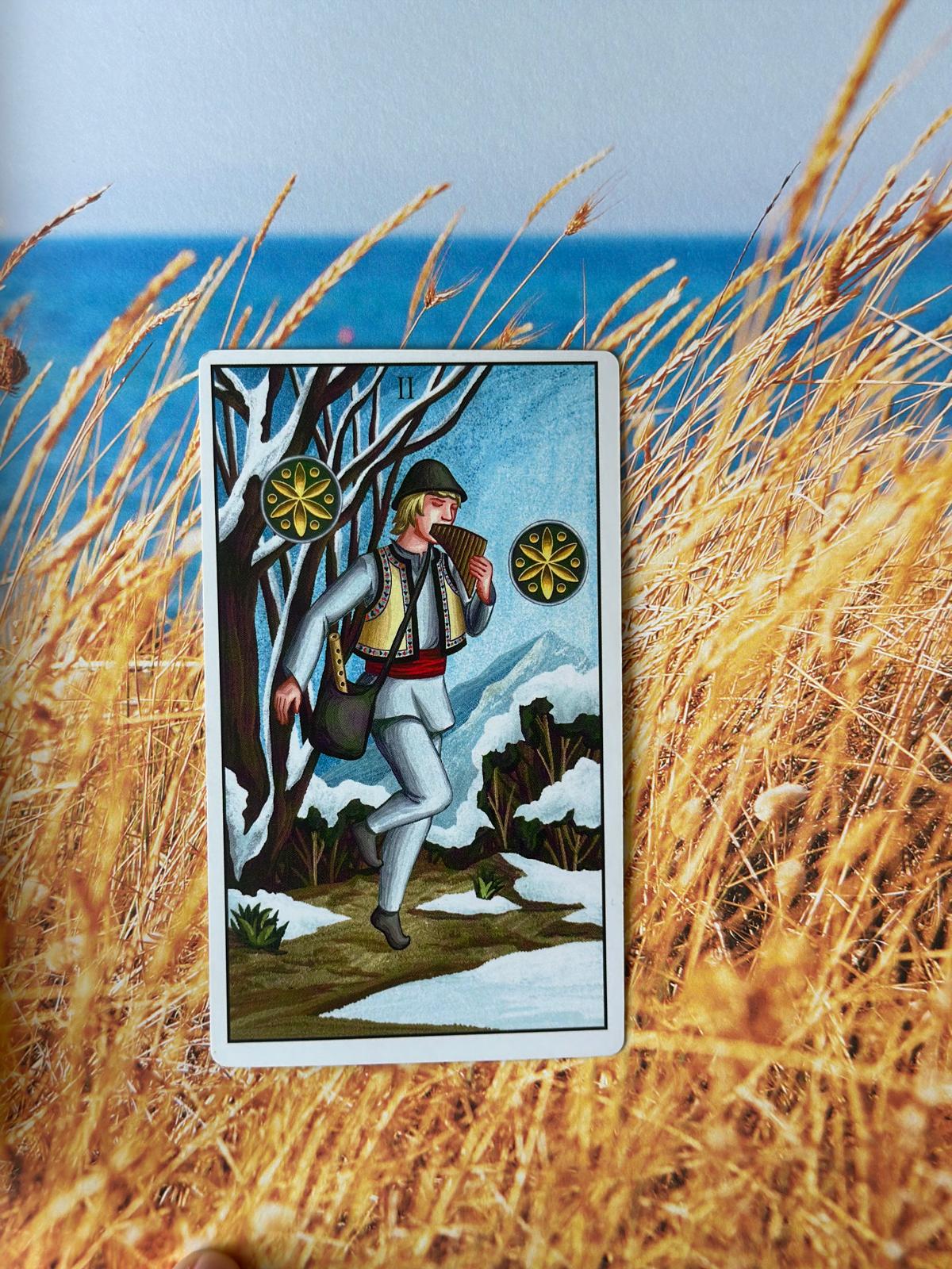 Tarotul Rădăcinilor Străvechi – 78 de Cărți Tarot în Limba Română, Inspirate din Mitologia Românească + Ghid și Săculeț Textil